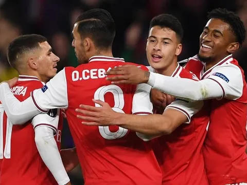 Pha đánh đầu của Martinelli hoàn hảo ra sao? Michael Owen có đáp án