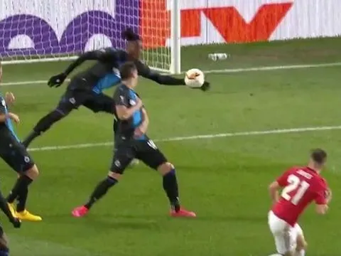 Cho Man Utd 'hưởng lợi', trọng tài đã đúng hay sai?