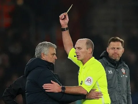 Đây! Trọng tài 'dữ dằn' nhất Premier League