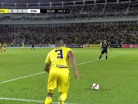 Cựu tiền vệ EPL gây choáng với bàn thắng từ giữa sân ở giải Malaysia!