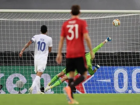 10 hình ảnh ấn tượng nhất vòng tứ kết UEL: Quỷ đỏ đụng 'siêu nhân'