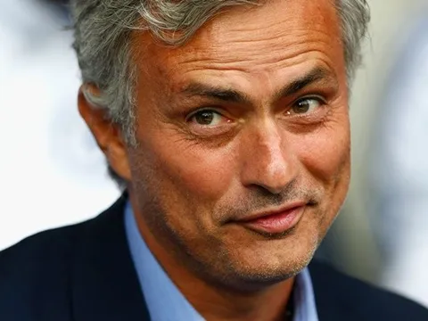 10 phút sau khi bị loại, Mourinho đã làm 1 điều trong phòng thay đồ đối thủ