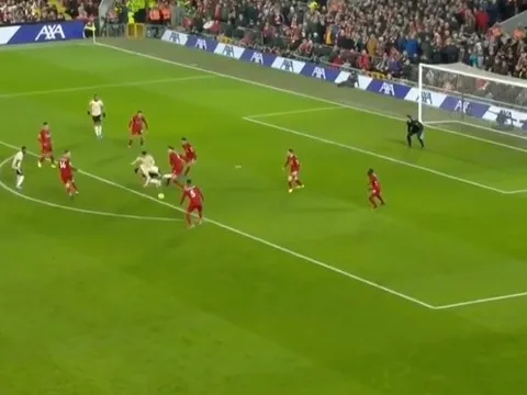 10 tình huống ngớ ngẩn nhất Premier League 2019/20: Người MU 'tấu hài' tại Anfield