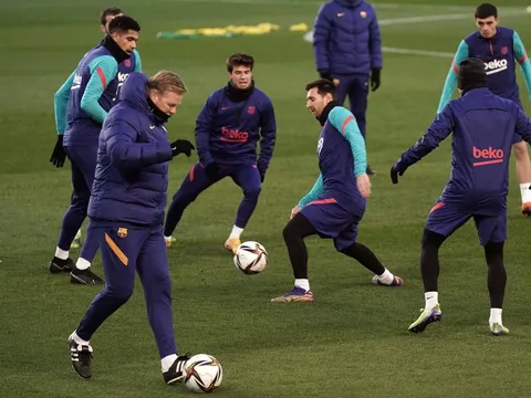 Sân tập Barcelona trở nên u ám sau thất bại trước PSG