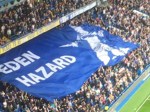 CĐV Chelsea giải thích lý do giăng hình Hazard trong trận gặp Liverpool