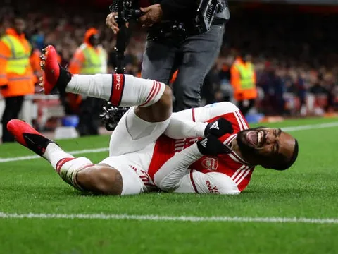 Lacazette có hành động kỳ lạ sau khi giải tỏa cơn khát bàn thắng