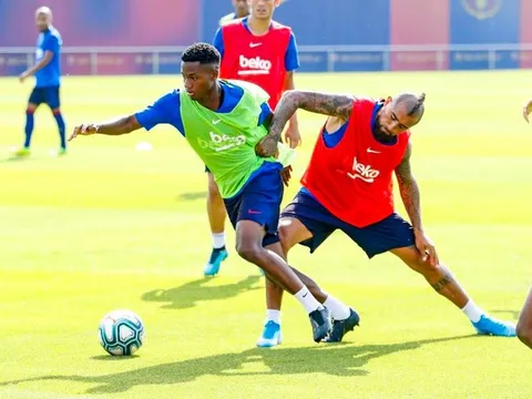 Sao mai 16 tuổi khiến "quái vật" Arturo Vidal khốn đốn