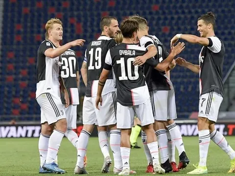 Suýt ghi bàn phản lưới, De Ligt vẫn được Sarri khen ngợi