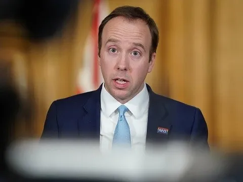 Bộ trưởng Bộ Y Tế Anh: "Phơi nắng là làm trái luật"