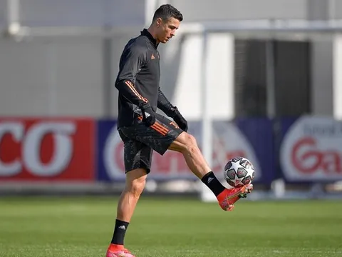 Ronaldo "nắn gân" các đồng đội trước vòng knock-out Champions League