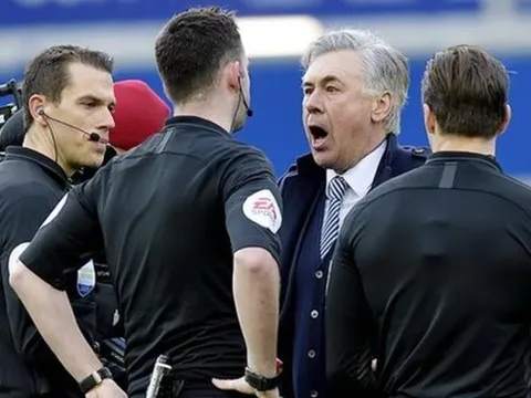 Đòi 'nuốt sống' trọng tài, Ancelotti nhận án phạt 237 triệu