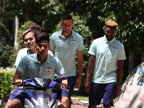 "Tay lái lụa" Văn Thanh làm tài xế, đèo Văn Toàn đi khắp Hàm Rồng