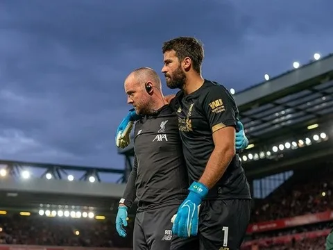 "Thần hộ mệnh" của Liverpool tỏa sáng và dính chấn thương lãng xẹt