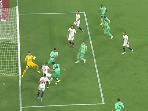 Trọng tài và VAR bỏ qua tình huống chạm tay trong vòng cấm của Varane