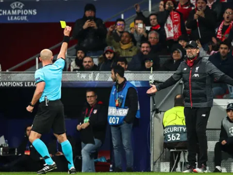 Gào thét điên cuồng, Klopp nhận "cái tát" từ trọng tài chính