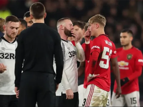 Bật bãi khỏi FA Cup, Rooney kéo 1 đàn em lại nói chuyện
