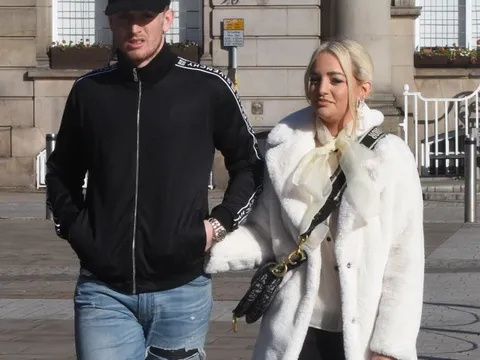 Mặc quần rách, sao tuyển Anh vẫn hồn nhiên "khoá môi" bạn gái trên phố