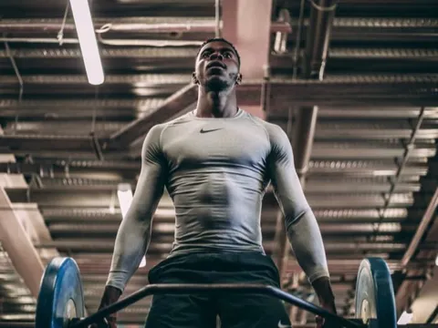 Khoe hình thể đẹp như mơ, sao Quỷ đỏ được so sánh với Chiến binh báo đen