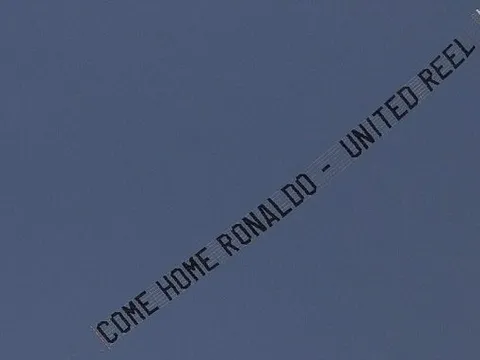 5 biểu ngữ nổi tiếng bằng máy bay: Man Utd "vô đối"!