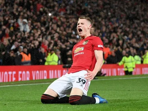Sút tung lưới Ederson, McTominay "cà khịa" cực gắt fan Man City
