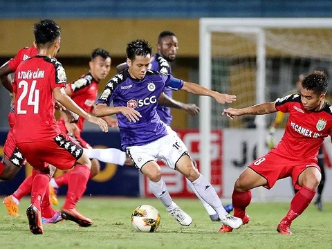 Chuyên gia nước ngoài: "Văn Quyết vượt trội Quang Hải"