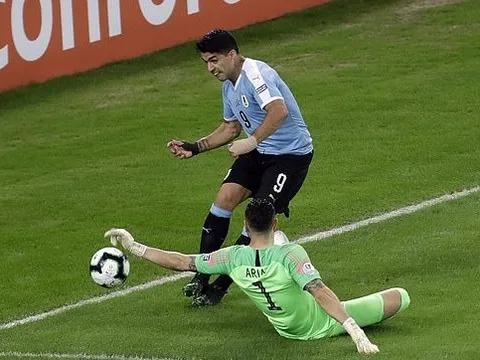 Suarez bỏ lỡ không tưởng khi trước mặt chỉ còn mỗi thủ môn!
