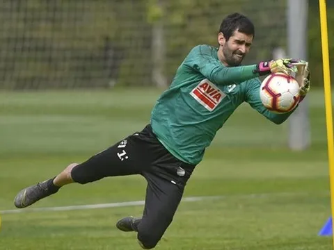 Man City bất ngờ chiêu mộ thêm thủ môn vì một lý do