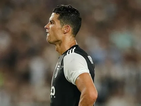 Không được thấy Ronaldo thi đấu, NHM K League lôi Messi vào cuộc