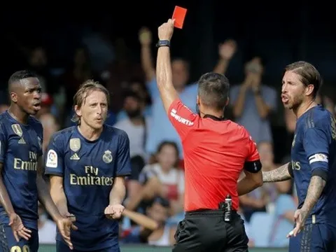 Modric có thể bị cấm thi đấu 1 tháng vì pha vào bóng ác ý với Suarez?