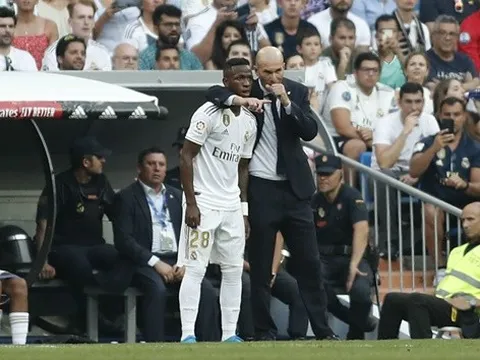 Đây, phản ứng của Vinicius sau khi bị Hazard 'cướp' vị trí sở trường