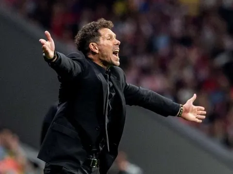 Nhìn Ramos thoát tội, Simeone ngậm đắng chốt 1 câu trước khi rời đi