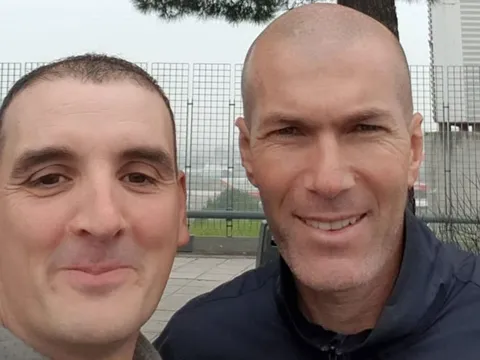 Đâm vào xe fan, Zidane phải bồi thường bằng cách khó tin