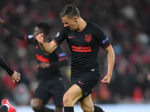 Hung thần của Liverpool bày trò chọc bạn gái "tức phát ngất"