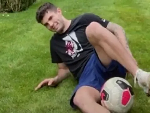 MXH được phen "cười bò" với màn "tấu hài" của sao Chelsea