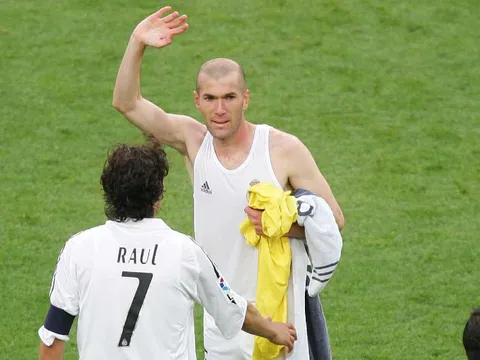 Trước khi treo giày, Zidane từng được Perez níu kéo bằng một siêu hợp đồng