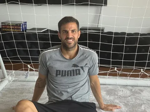 Fabregas: "Cầu thủ đó ở đẳng cấp của Ronaldinho, Messi rất cần cậu ta"