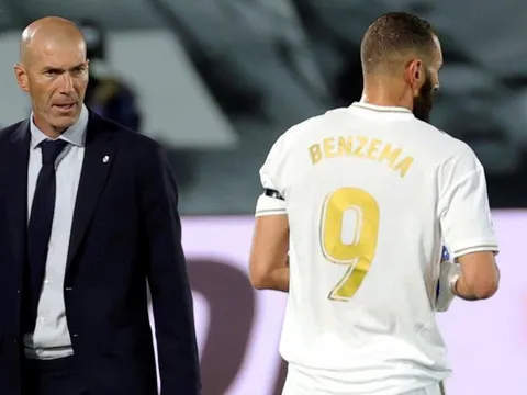 Phóng viên 'nâng' Barca, HLV Zinedine Zidane phản ứng ra sao?