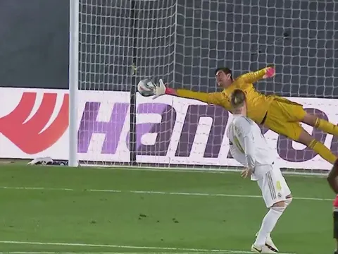 Vượt mặt Oblak, Courtois chạm một tay vào danh hiệu Zamora