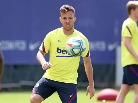 Vì một lý do, Arthur bất ngờ trở lại Barcelona