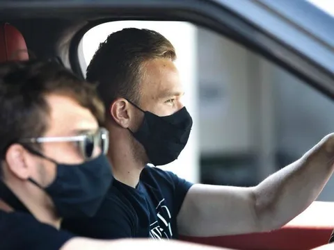 Trở lại Barca, Arthur vẫn không thể vào sân xem đồng đội thi đấu