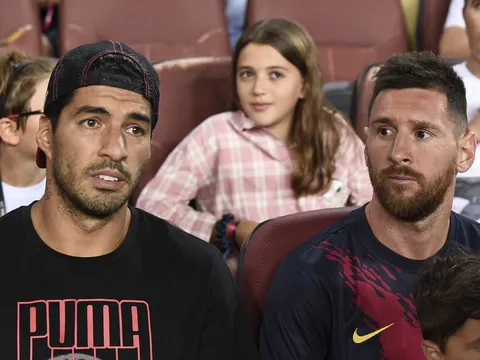 Phản ứng của Messi trên khán đài khi chứng kiến Griezmann lập siêu phẩm