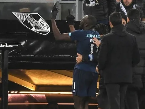 SỐC! Sao ghi bàn gào thét tự ý bỏ trận đấu, kệ đồng đội và HLV bất lực can ngăn