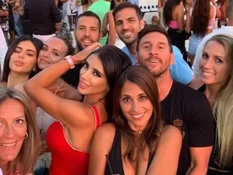 Fabregas và bộ ba Barca hội ngộ tại Ibiza