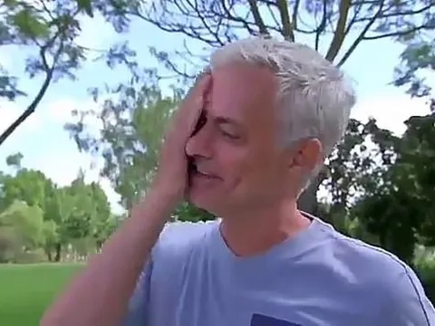 Mourinho ứa nước mắt, thừa nhận rất nhớ bóng đá