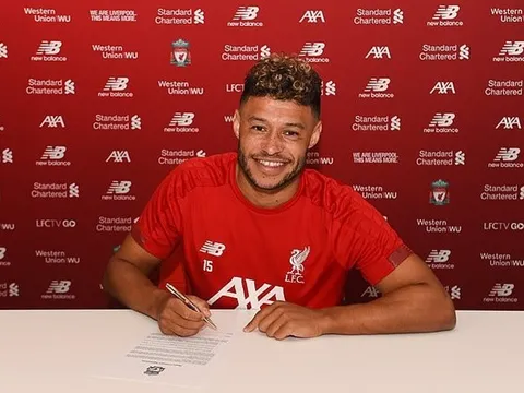 CHÍNH THỨC: Liverpool ký hợp đồng mới với 'đôi chân pha lê' 35 triệu bảng