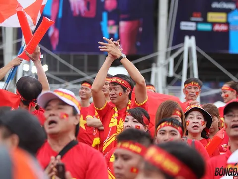 Video CĐV Việt Nam "đốt lửa" tiếp thêm sức mạnh giúp ĐT Việt Nam đánh bại Thái Lan