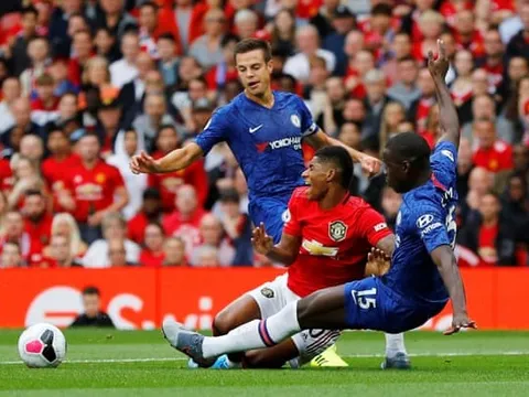 Gary Neville dùng 2 từ nói về pha phạm lỗi của Zouma với Rashford