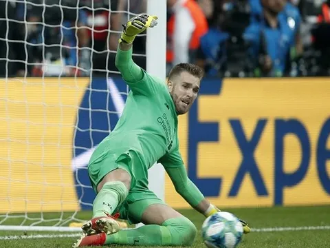 Chỉ một động tác, thủ môn Liverpool khiến Chelsea phải "khóc hận"