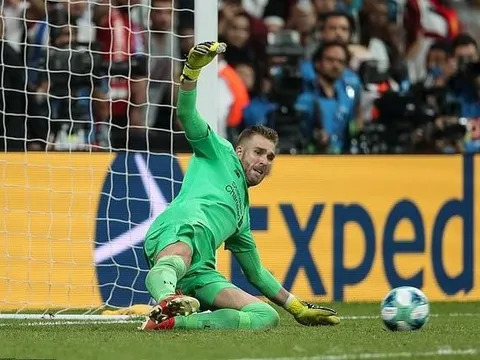 "Cô hồn" đeo bám, thủ môn người hùng của Liverpool dính chấn thương