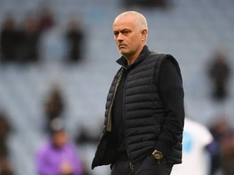 XONG! Khó khăn bủa vây, Mourinho đón tin cực vui về lực lượng